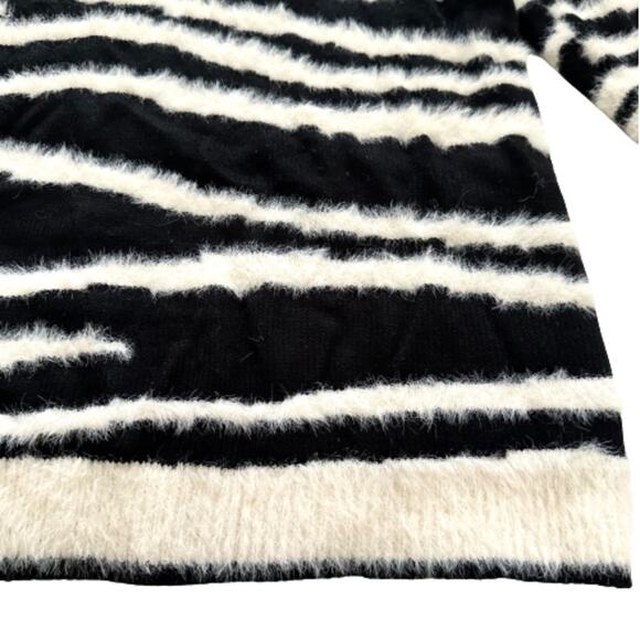 Peck & Peck Sweater Black Ivory Zebra Print V-Neck Oversized Soft Fuzzy Large - Picture 9 of 12